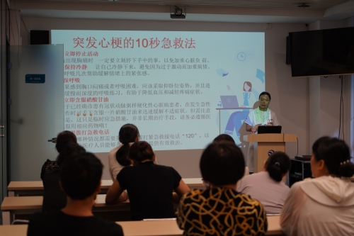 河南分公司邀請(qǐng)健康專家舉辦“心腦血管疾病防治與健康管理”講座，醫(yī)生深入淺出地講解了夏季血壓、血糖、血脂波動(dòng)的風(fēng)險(xiǎn)因素及科學(xué)管理策略，指導(dǎo)老年人日常飲食調(diào)節(jié)、適度運(yùn)動(dòng)安排和規(guī)律作息的重要性，為居民筑起健康防線。